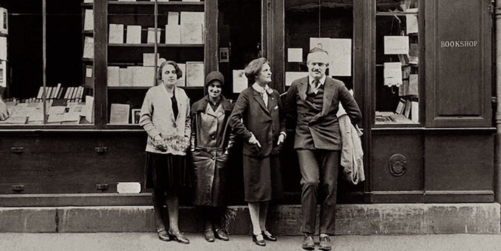 Sylvia Beach e Ernest Hemingway di fronte alla libreria Shakespeare & Co.